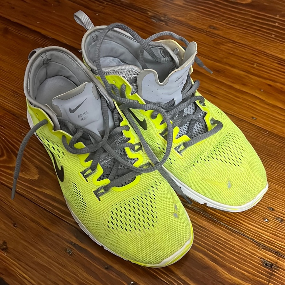 Women's Nike free runs